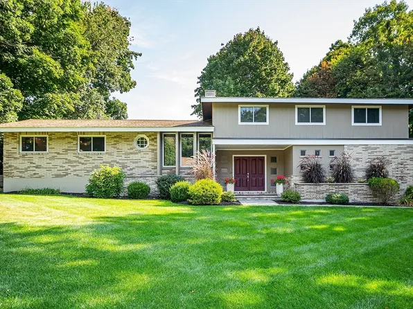 132 Lincoln Pkwy, Lowell, MA 01851