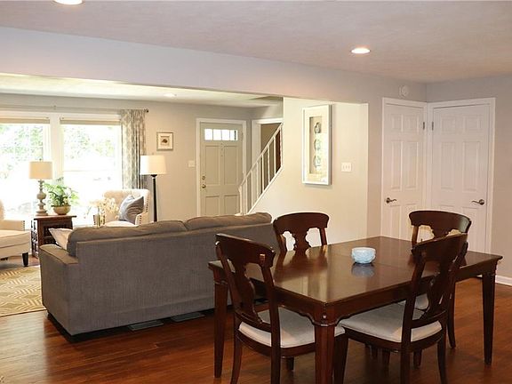 4th image of 632 Megglen Ave
