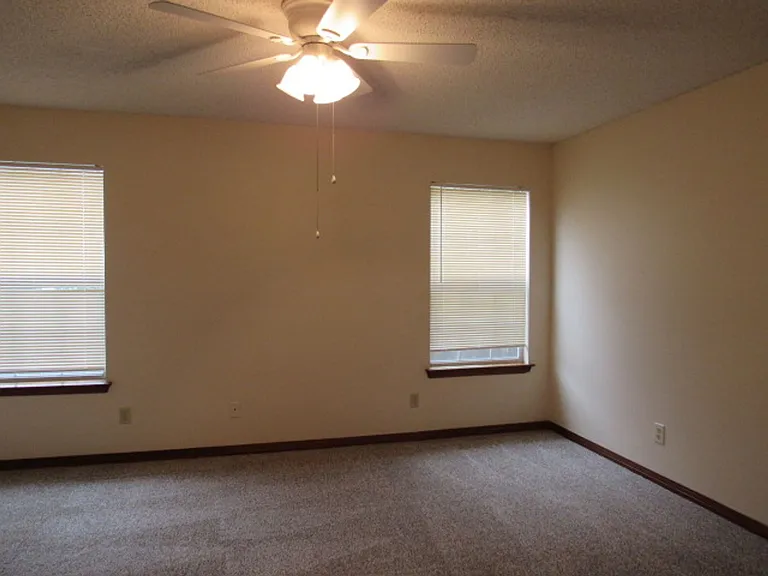 2025 Cambridge Cir — Photo 9