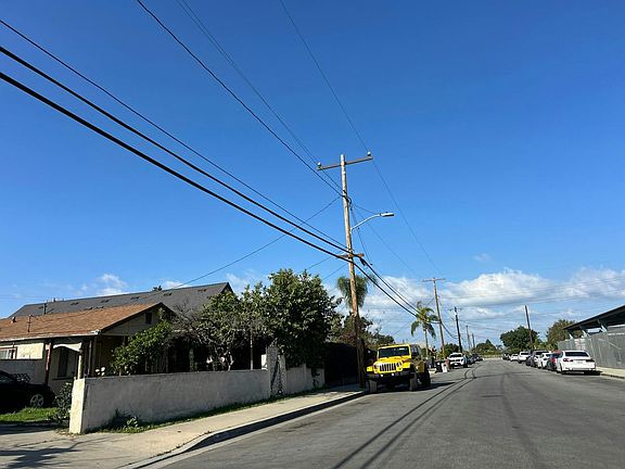 4th image of 10922 Berry Ave