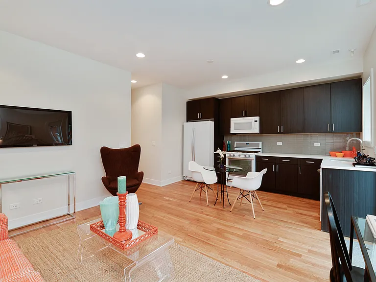 4639 N Broadway St #203 — Photo 4