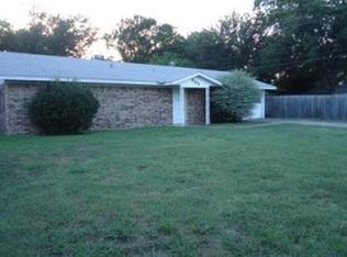 905 Dover Cir, Gainesville, TX 76240