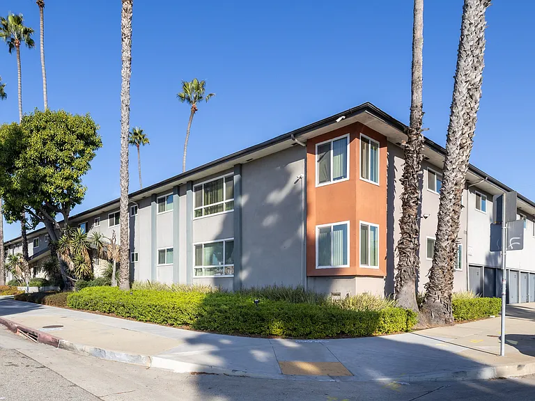 Crenshaw Manor — Photo 23