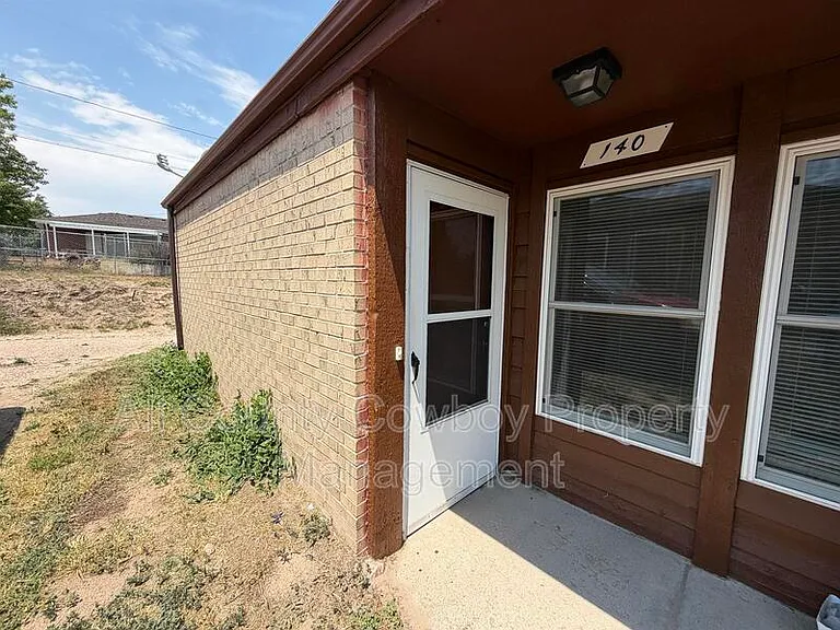 140 S Cribbon Ave — Photo 2