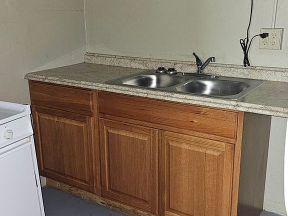 5th image of 150 S Railroad Ave Unit 2
