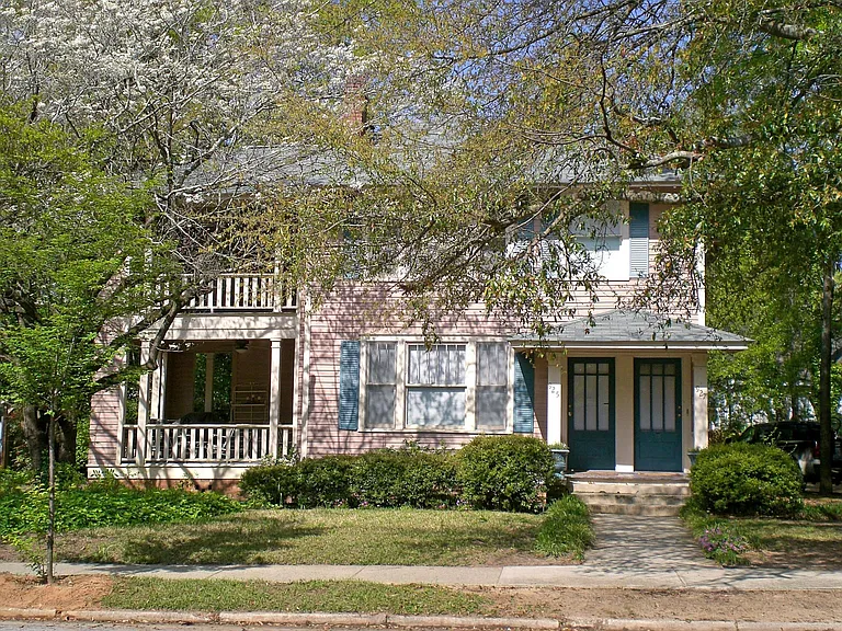 925 Maple St — Photo 1