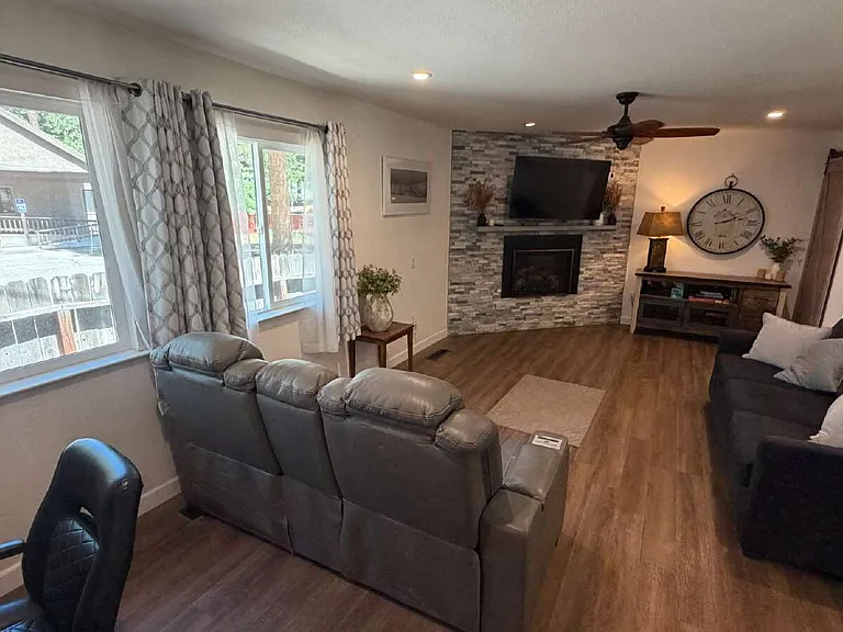 2234 Barton Ave — Photo 10