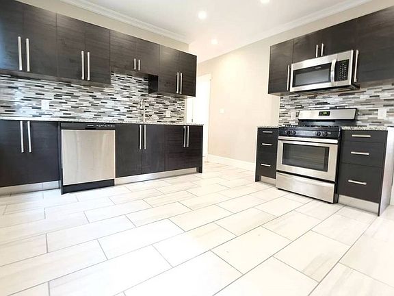 3rd image of 79 Saxton St