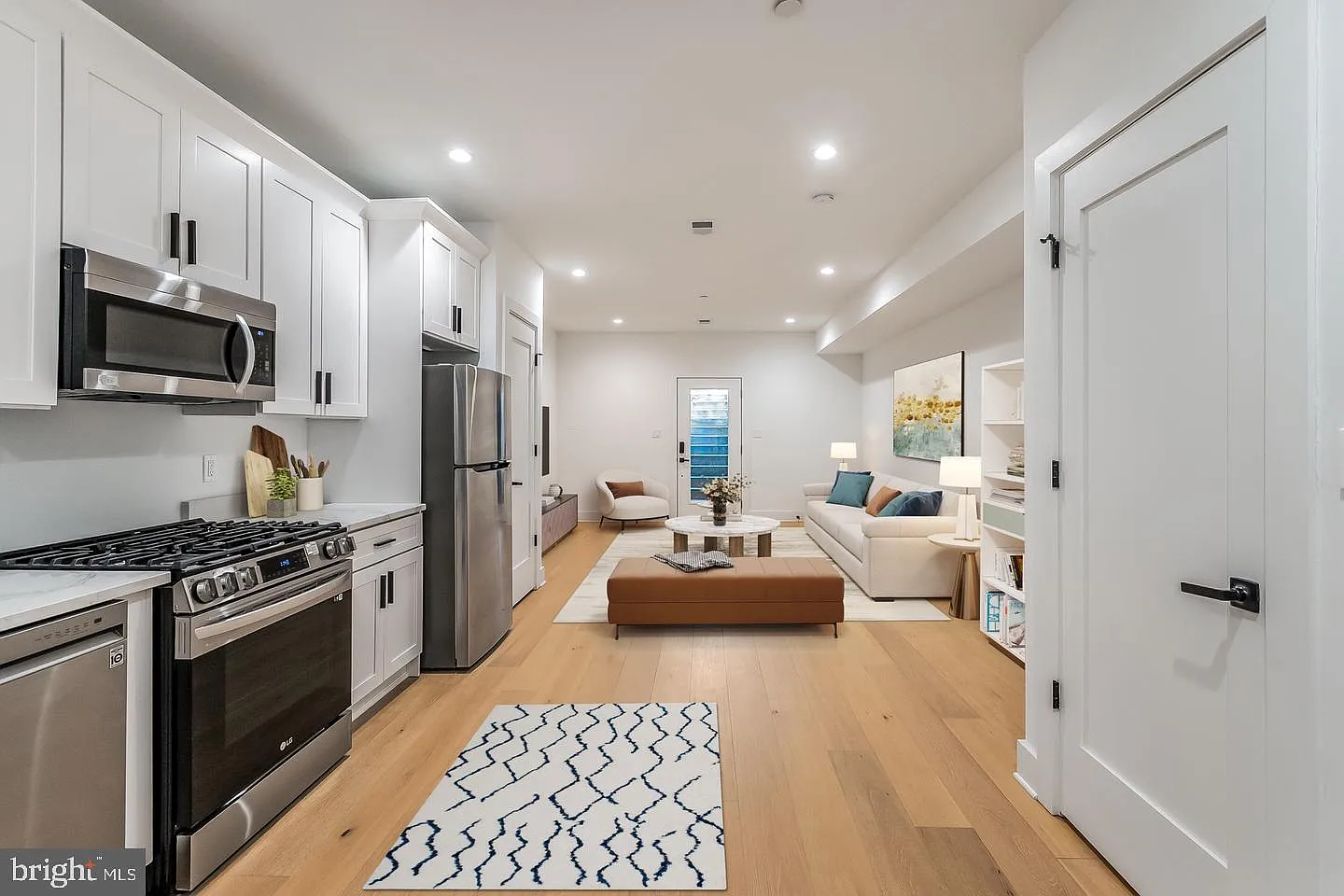 1 bed, 2.0 bath, 800 sqft, $2,499 — Photo 2