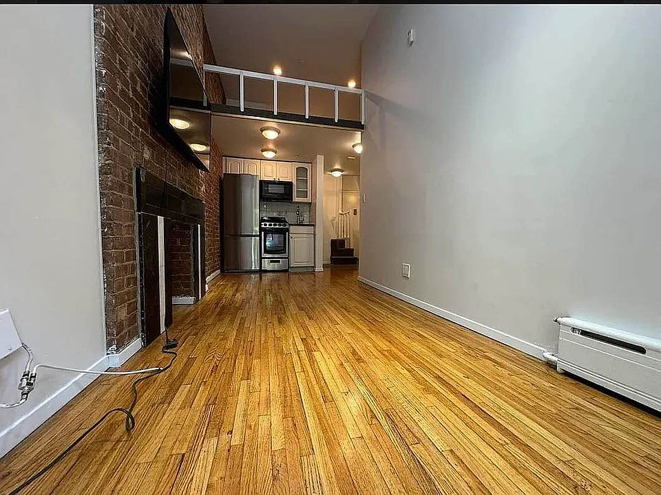 1st image of 370 W 46th St #R