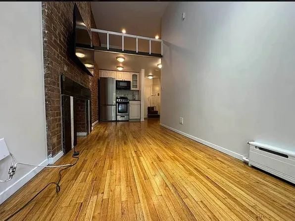 370 W 46th St #R, New York, NY 10036