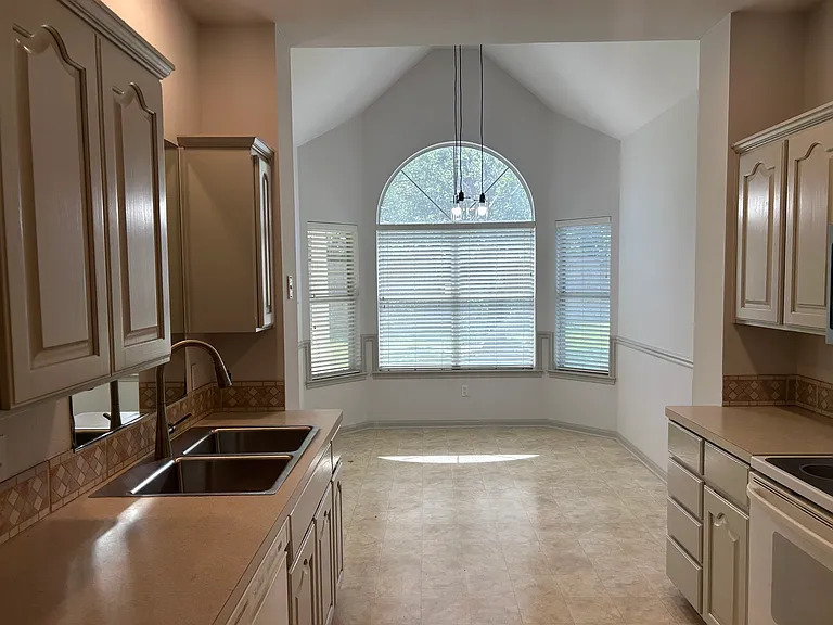 2403 Crystal Dr — Photo 9