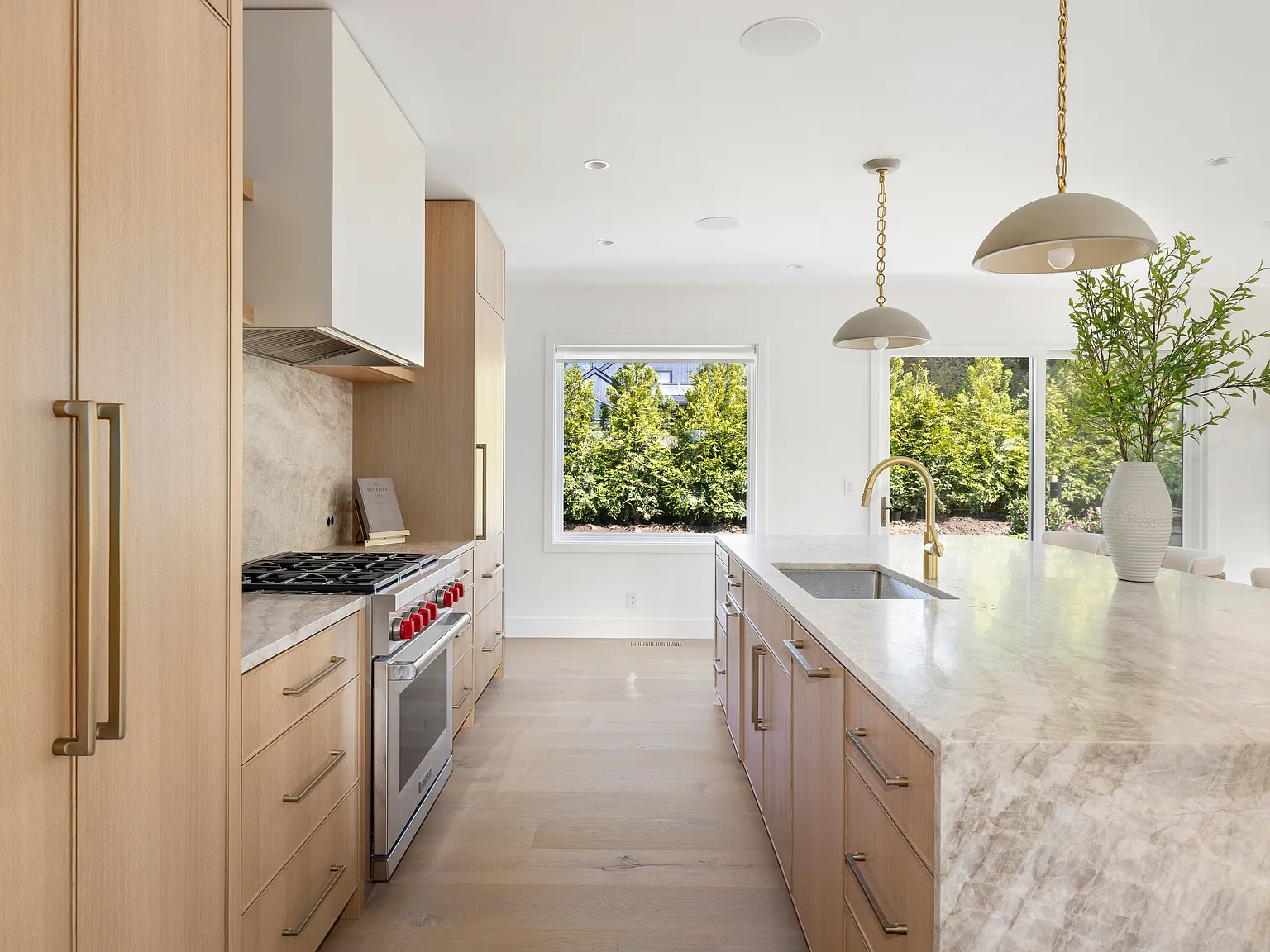 Fresh New Modern Living @ Ditch Plains — Photo 2