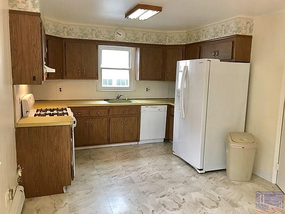 3rd image of 84 Lakeview Ave