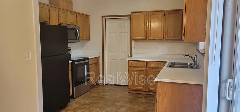2210 SW Bridge St — Photo 9
