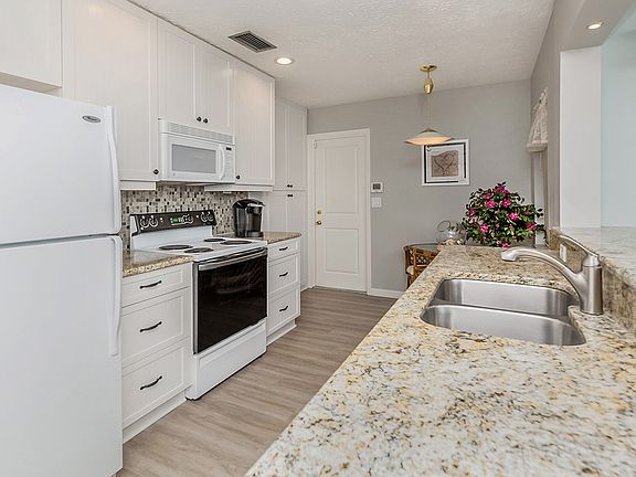 3rd image of 641 Sheridan Dr
