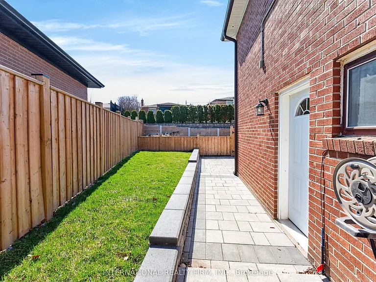 26 Dellbrook Cres — Photo 36
