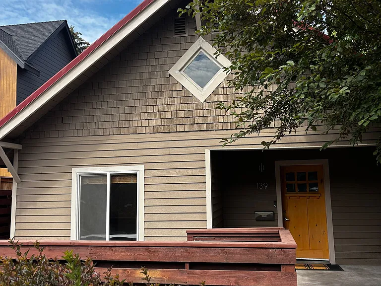 139 NW Broadway St — Photo 2