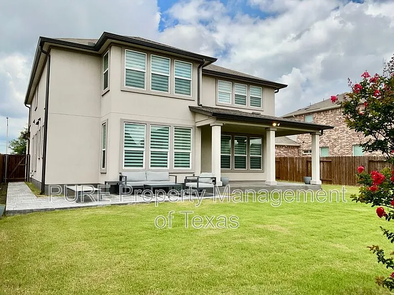 1008 Brenham Ln — Photo 33