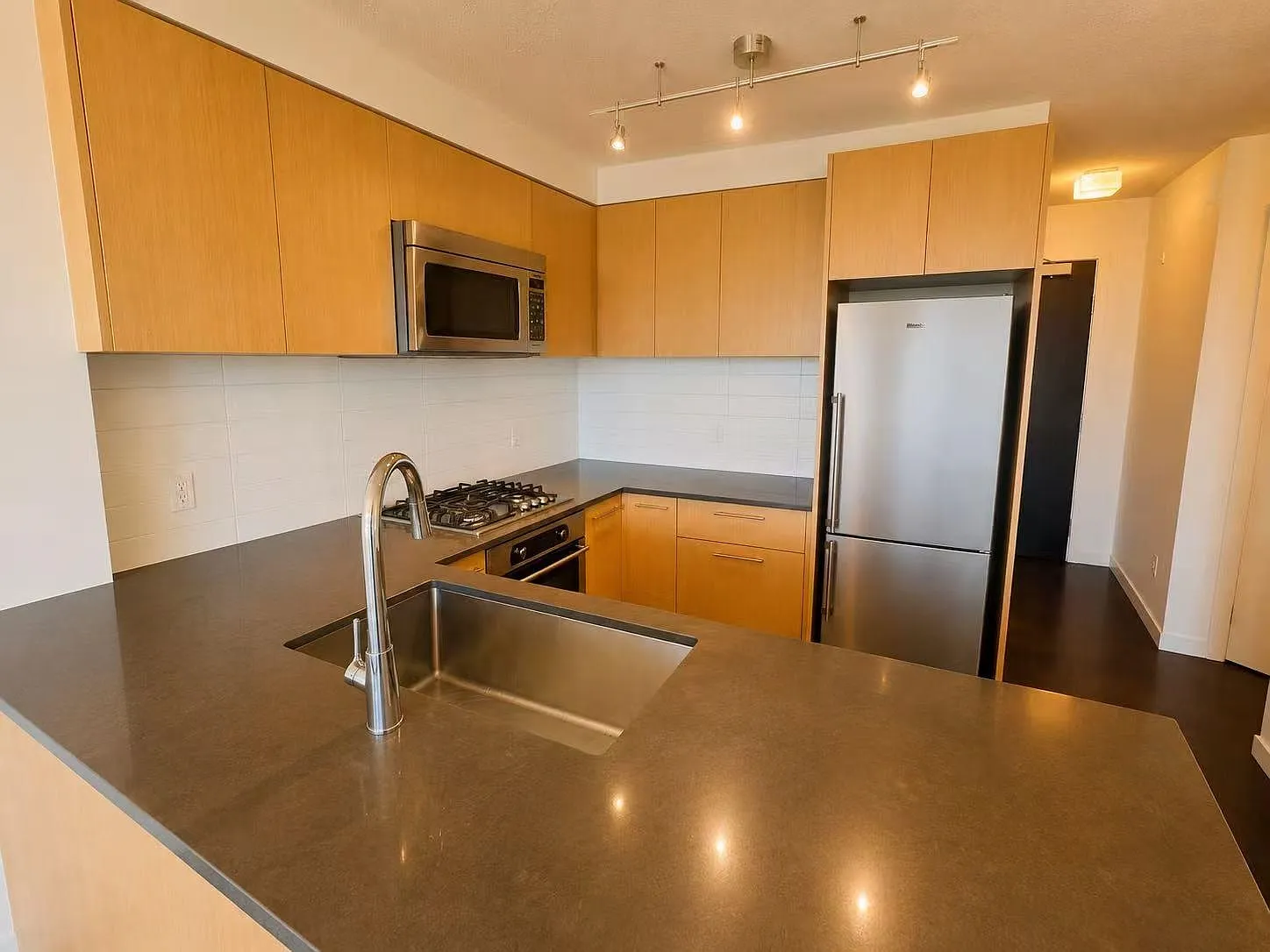 1 bed, 630 sqft, $2,200 — Photo 3