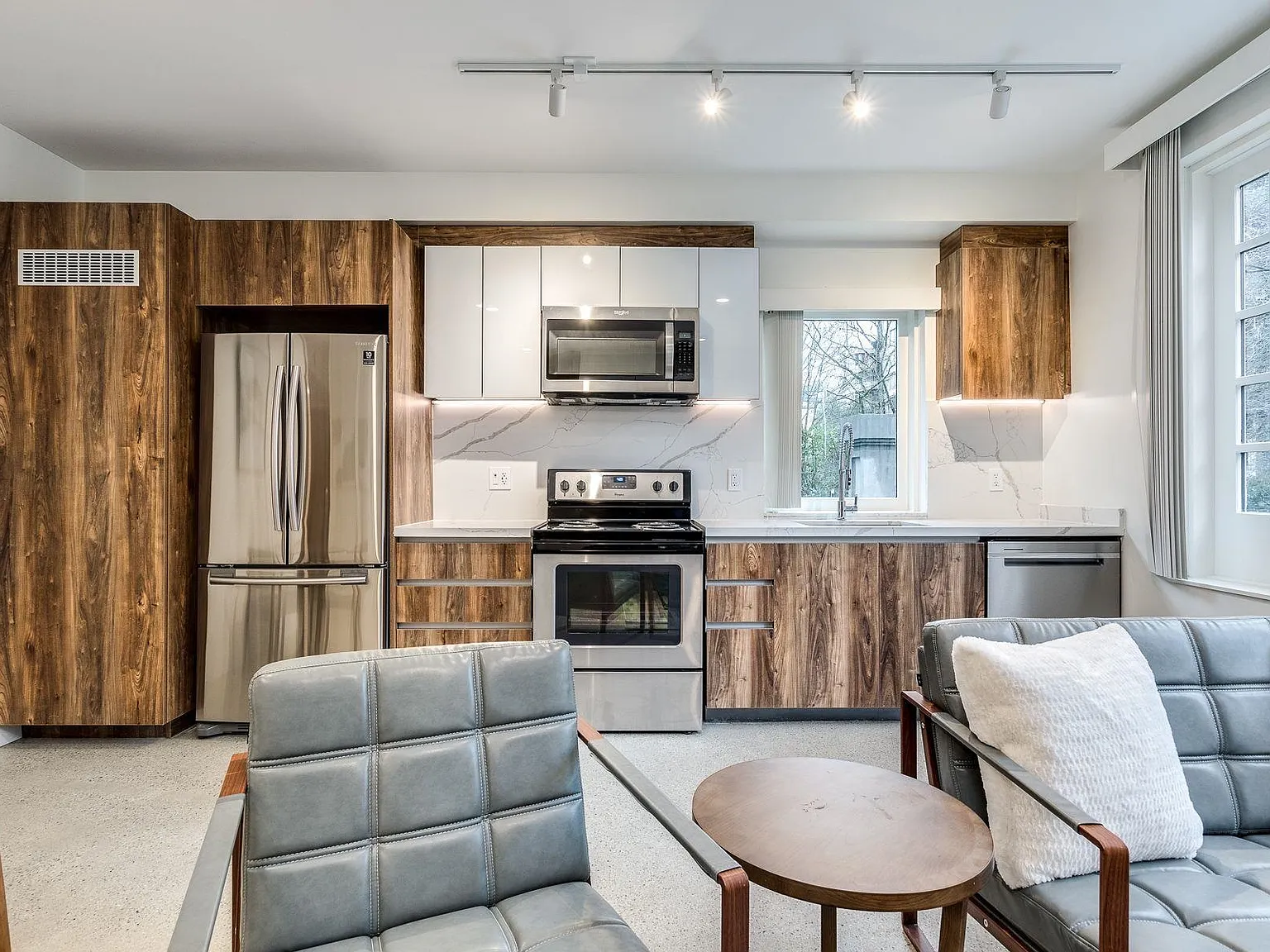 2 bed, 692 sqft, $3,890 — Photo 3