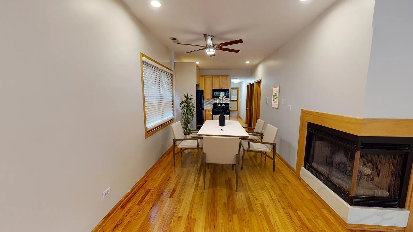 Spacious Noble Square duplex with great private deck — Photo 2