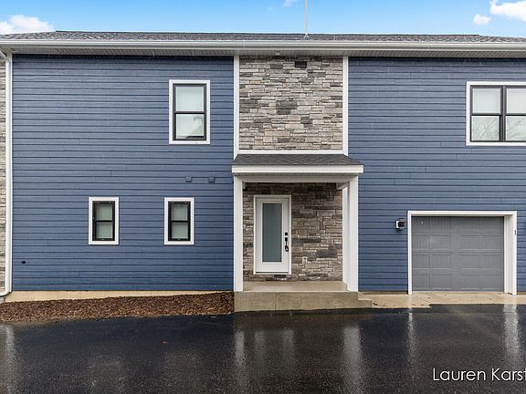 3rd image of 633 Fairview Ave NE #1