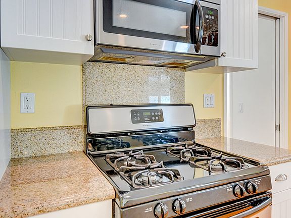 5th image of 7106 Encino Ave