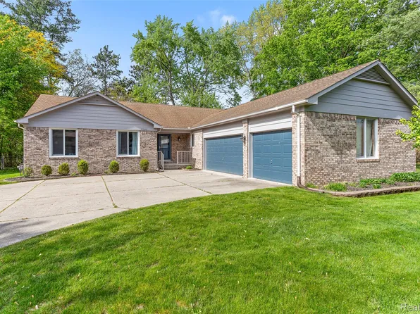 27900 Whitcomb St, Livonia, MI 48154