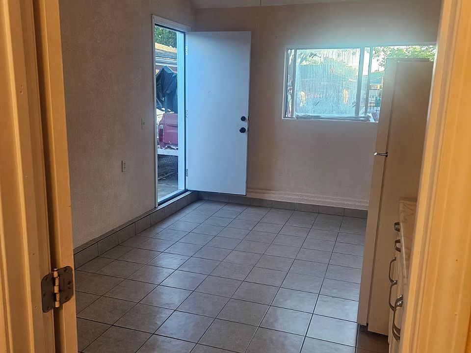 2nd image of 1818 S San Joaquin St #2