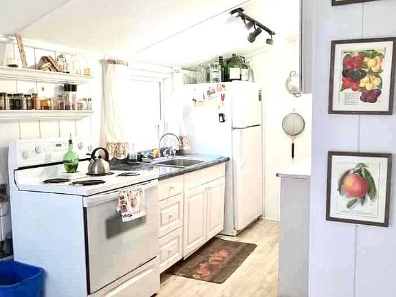 2nd image of 252 Oak Beach Rd #1