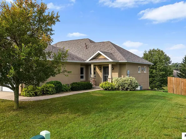 516 Lexington Dr, Clear Lake, IA 50428