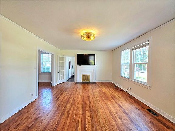 5th image of 1003 Scruggs St