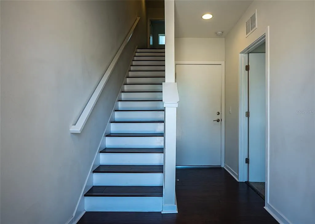 3 bed, 3.5 bath, 1945 sqft, $4,500 — Photo 3