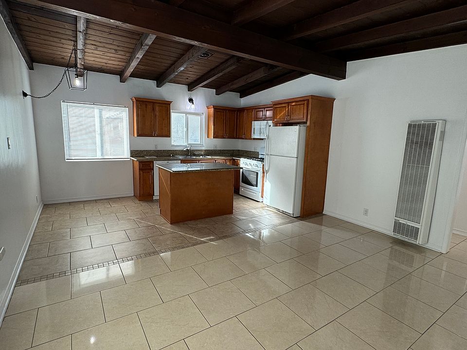 Living room, kitchen and dining area when you walk in through the door.