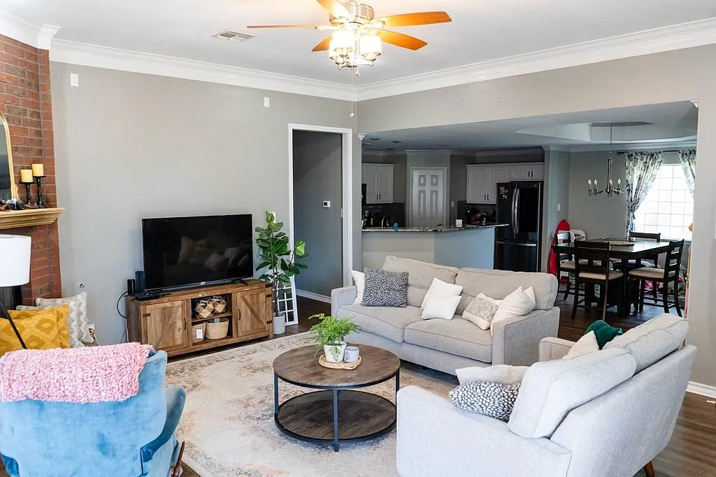 3 bed, 1800 sqft, $2,300 — Photo 3