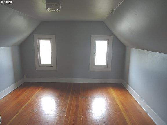 3rd image of 303 E Greenwood St
