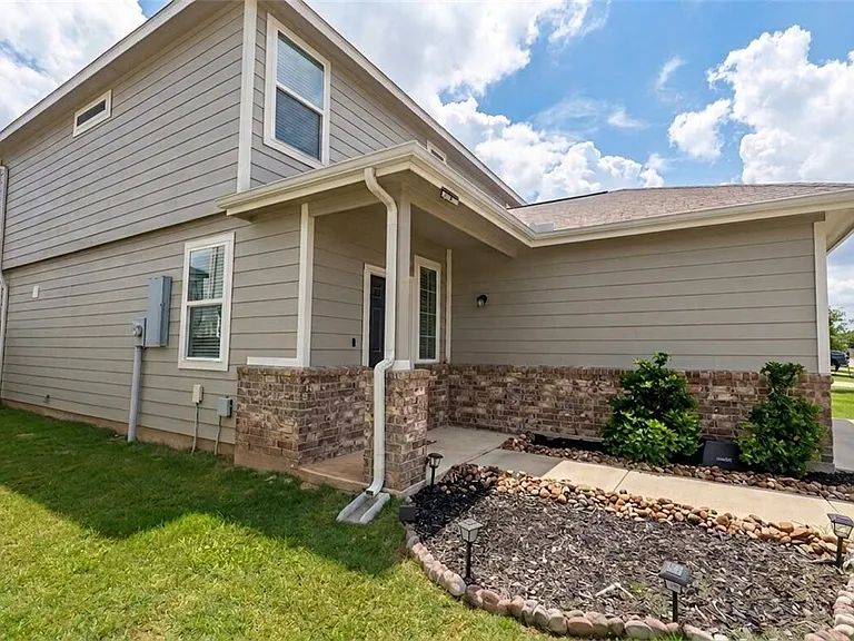 969 Crossing Dr — Photo 2