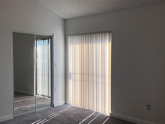 4th image of 426 Centinela Ave
