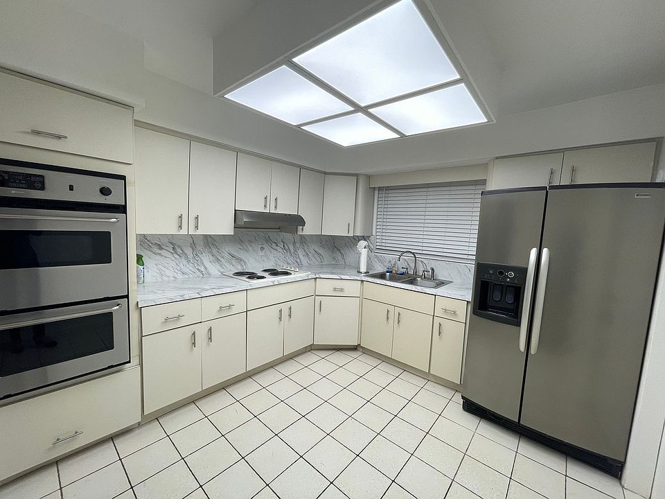 PULL OUT DRAWERS & STAINLESS-STEEL APPLIANCES