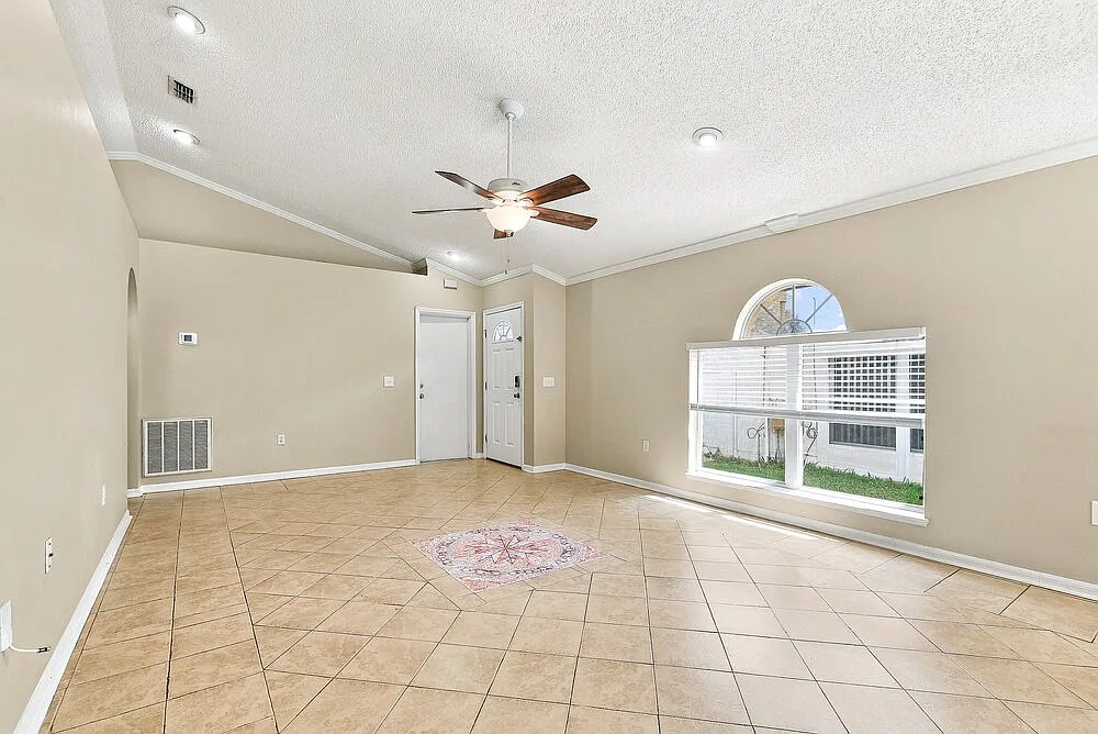 4 bed, 2.0 bath, 1406 sqft, $2,100 — Photo 3