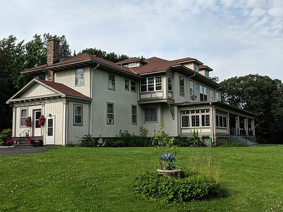 2nd image of 211 Clinton St