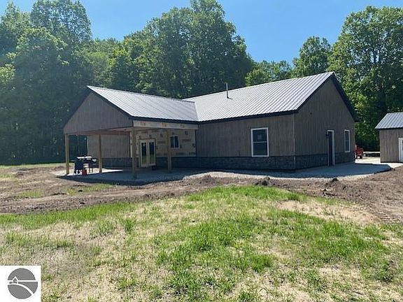 3rd image of 802 W 4th Rd