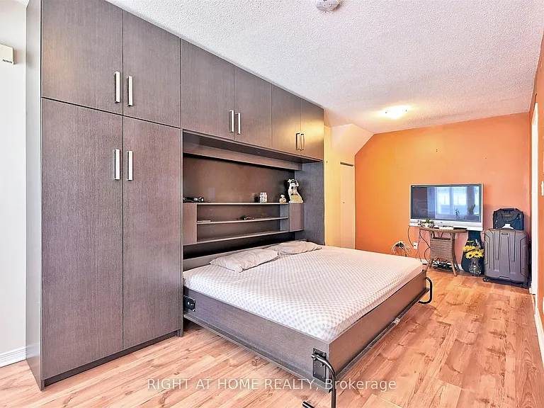 22 Western Battery Rd #109 — Photo 7