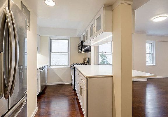 3rd image of 100 W 57th St APT 16L