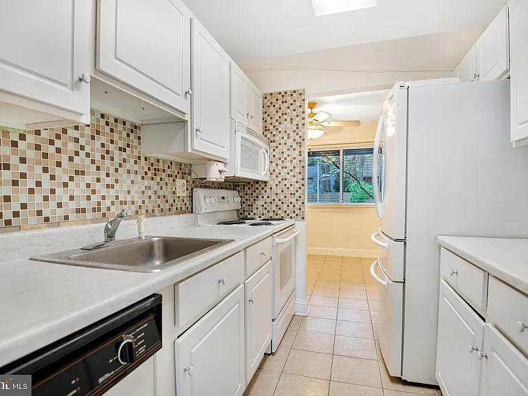 1055 Cedar Ridge Ct — Photo 3