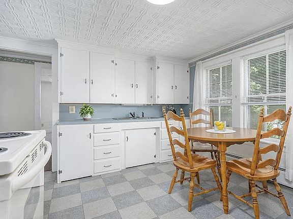 3rd image of 54 Maple St #B