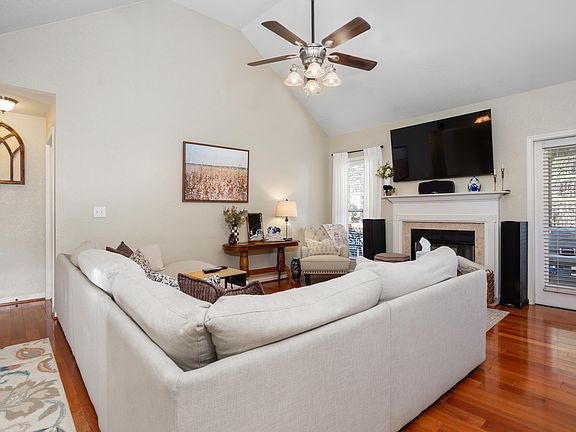3rd image of 527 Parkwood Dr