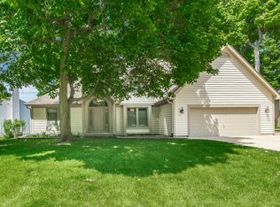 425 Windham Trl, Carpentersville, IL