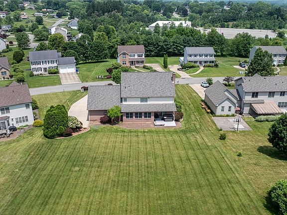 4th image of 136 Stratford Dr